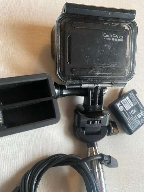 GOPRO HERO 4 SILVER*BRACKET*CASING*USB CABLE * 2 BATTERIES * CHARGER  GOOD  CONDITION